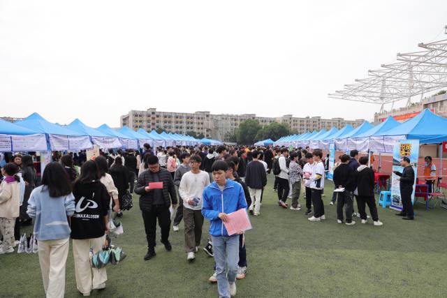 广东省2025届普通高校毕业生系列供需对接活动(综合类专场)在365英国上市公司举办。