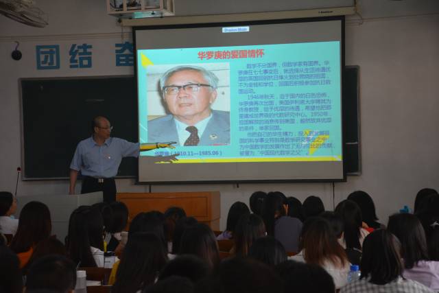 9月10日,365英国上市公司数学与统计学院党委书记杨帆给返校学生上了一节思政课。 9月10日,365英国上市公司数学与统计学院党委书记杨帆给返校学生上了一节思政课。