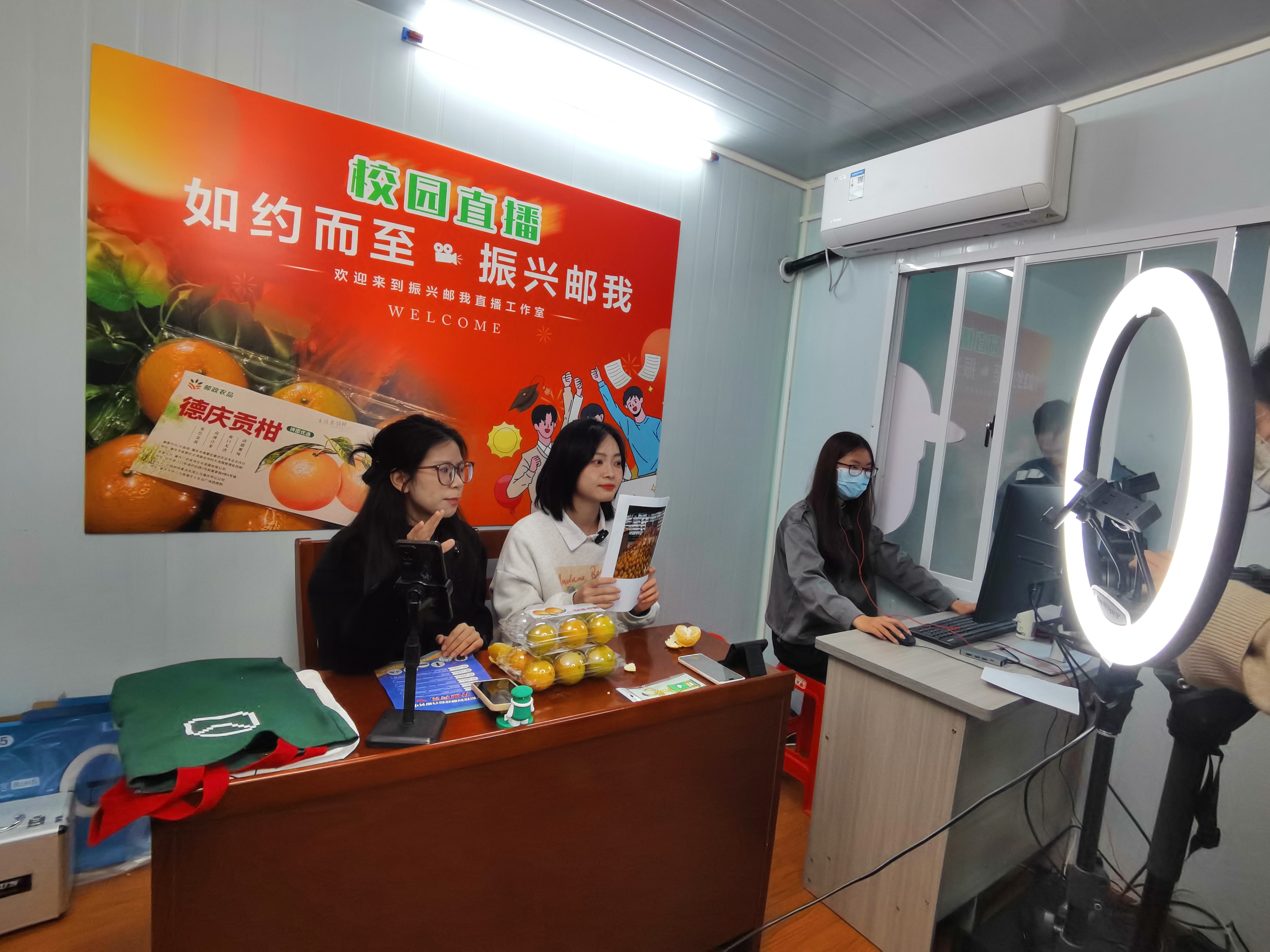 1703753372482519.jpg 365英国上市公司学生在校园邮政综合服务中心直播。西江日报记者 戴福钿 摄.jpg